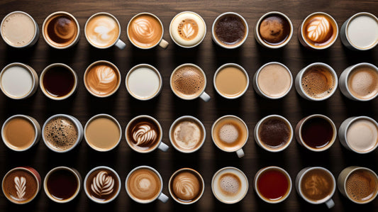 Toma cenital de distintas tazas y variedad de preparación de cafe de especialidad