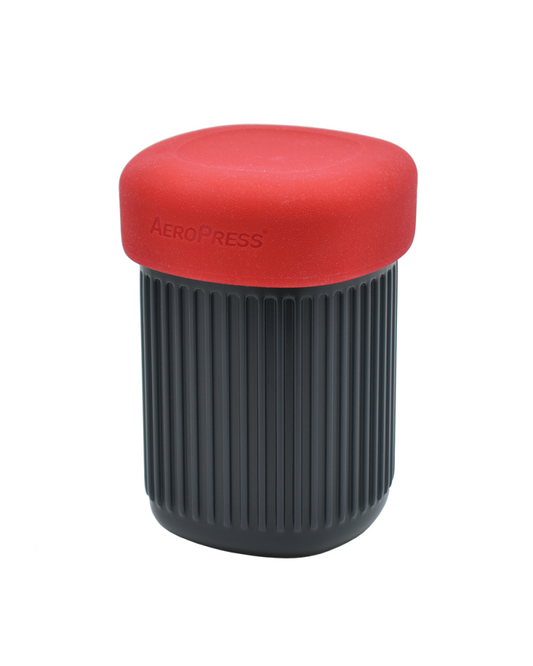 AeroPress Go guardada dentro de su taza con tapa - Quinto Café