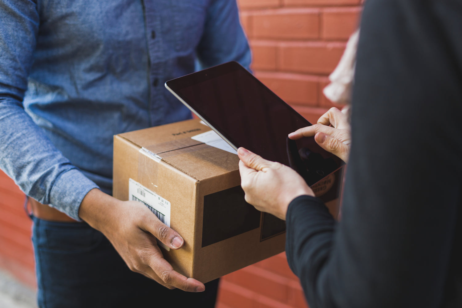Envios rapidos y seguros, mensajero entregando un paquete