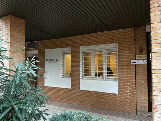 Entrada de Quinto Lab, espacio de café de especialidad en Tres Cantos