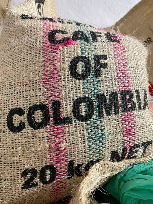 Saco de granos de café verde de especialidad de Colombia