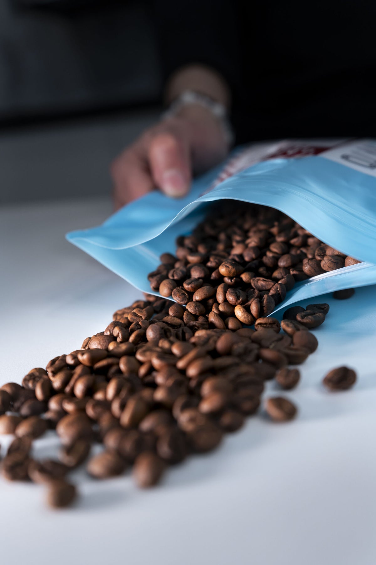 Bolsa de Quinto Café abierta con granos de café de especialidad