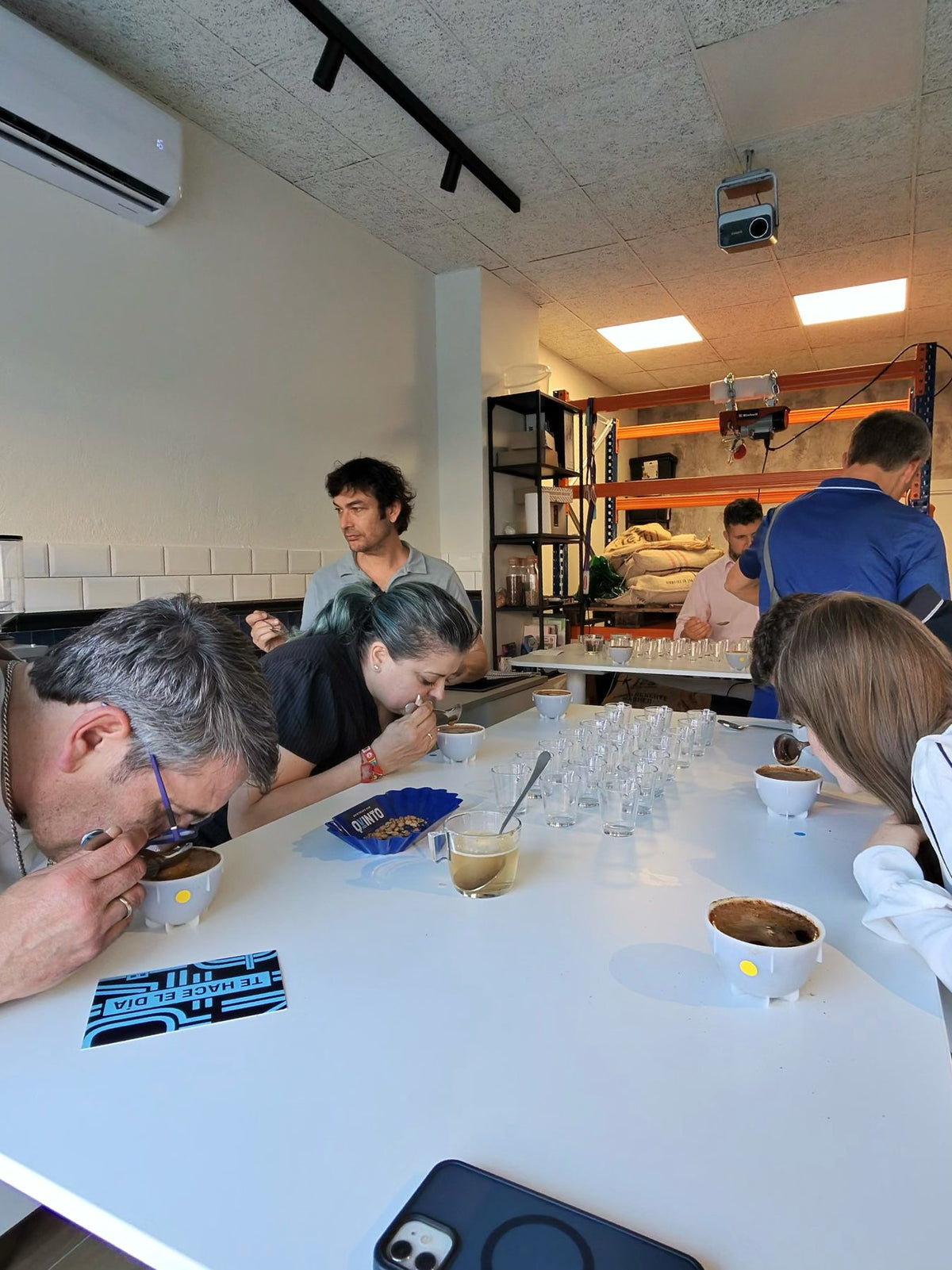 Single-origin specialty coffee cupping at Quinto Lab